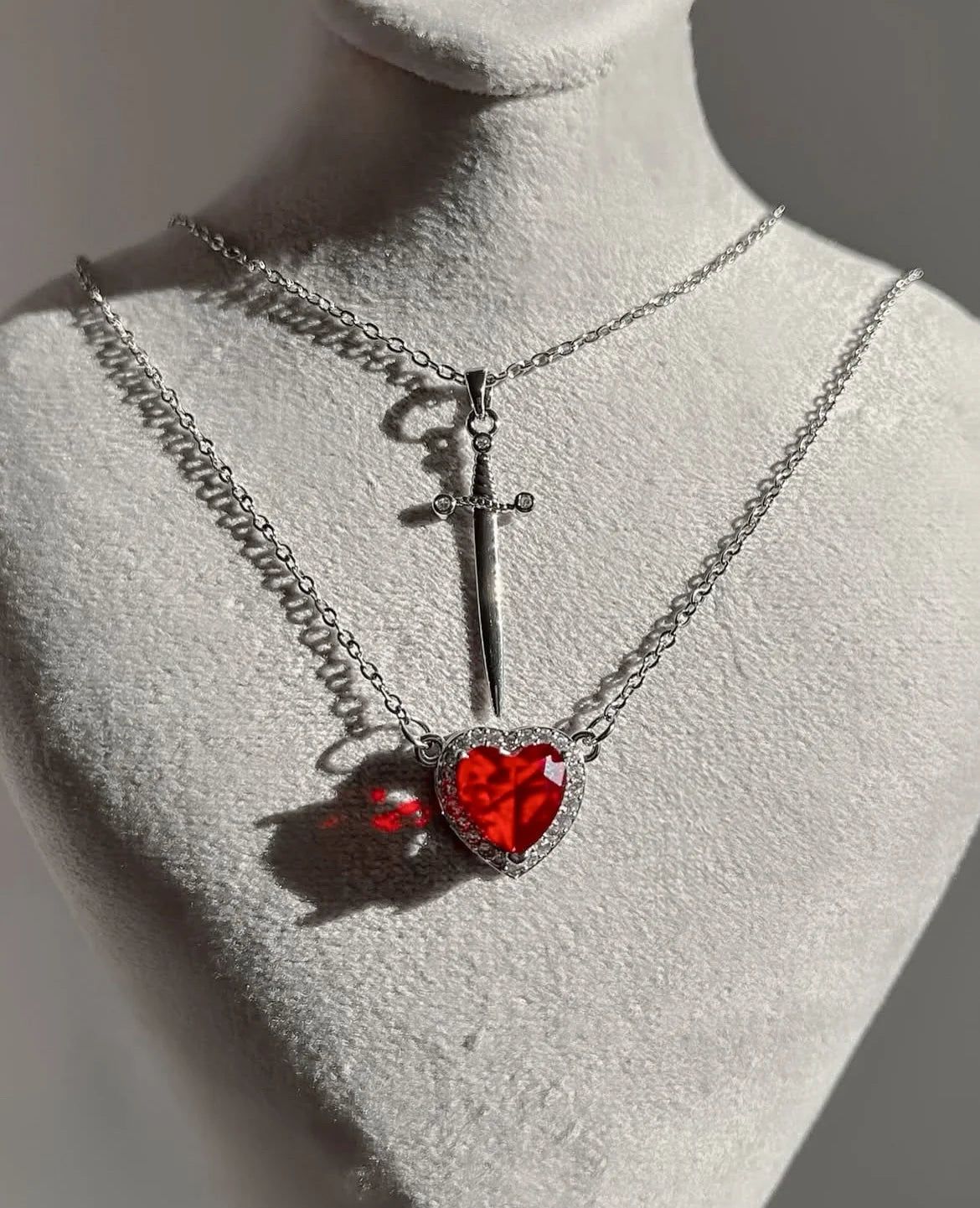 Collar corazón y espada